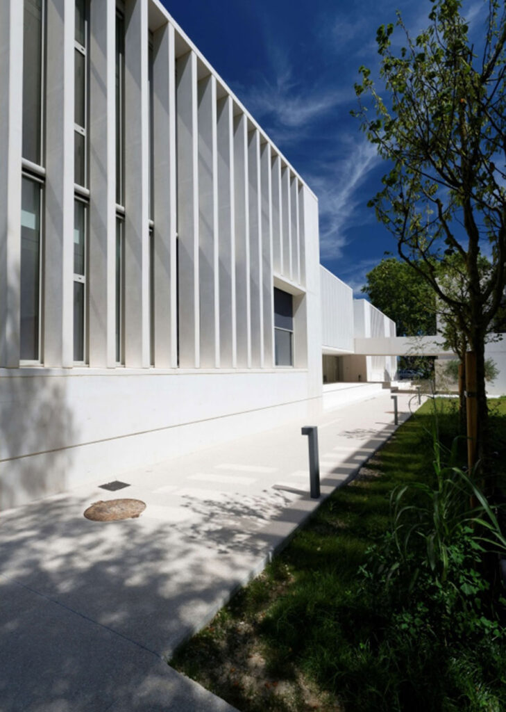 Photo du bâtiment de la MMSHS de côté